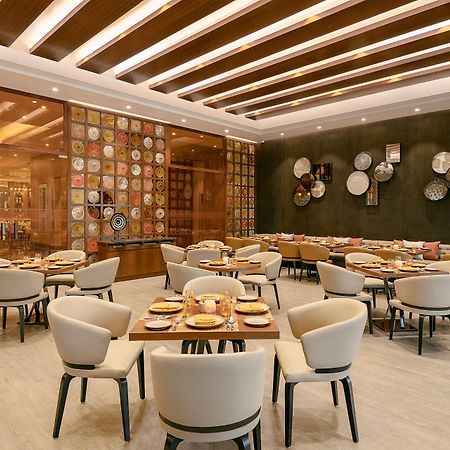 Radisson Mumbai Andheri Midc Exterior foto The interior of the restaurant