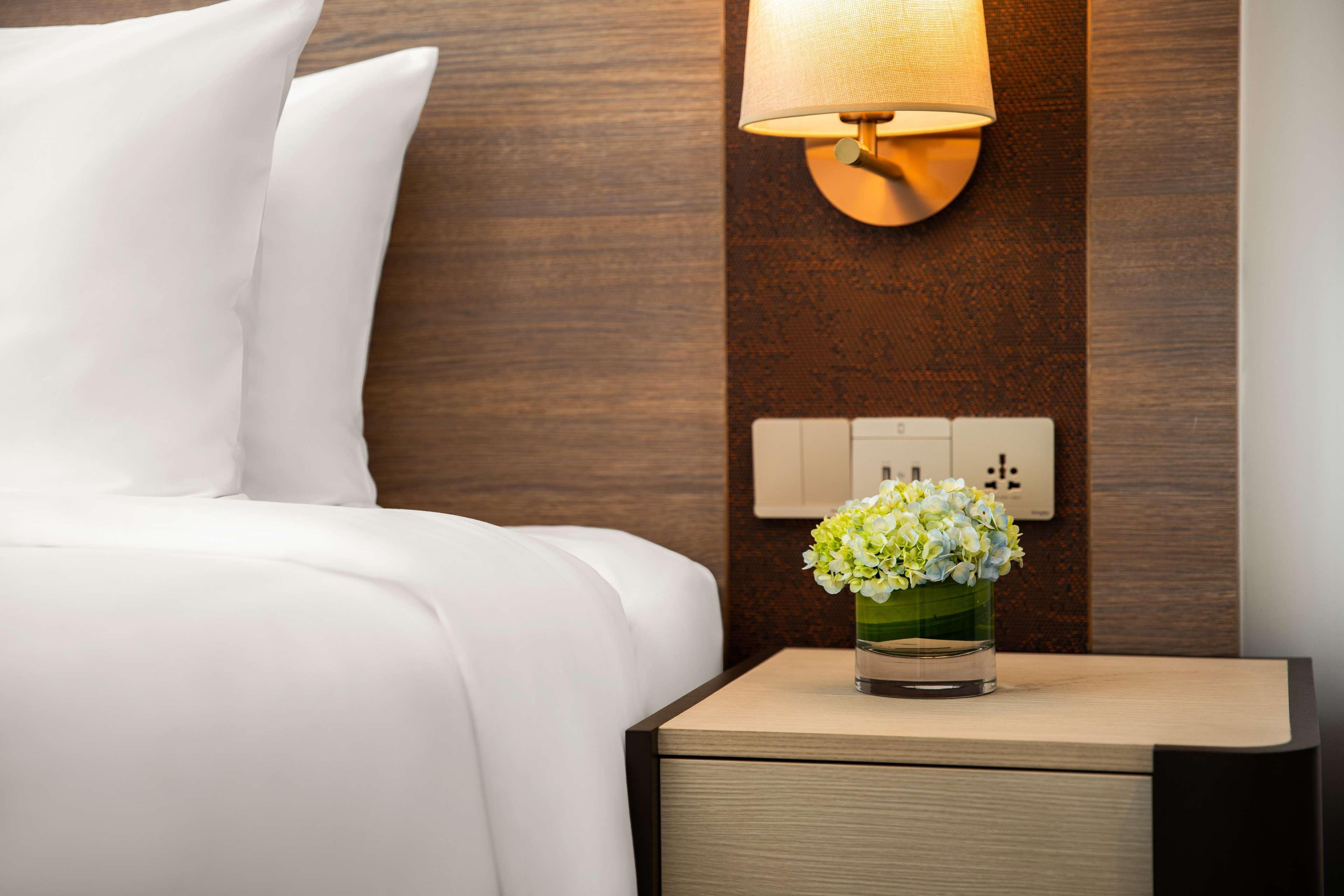 Radisson Mumbai Andheri Midc Exterior foto A bedside table