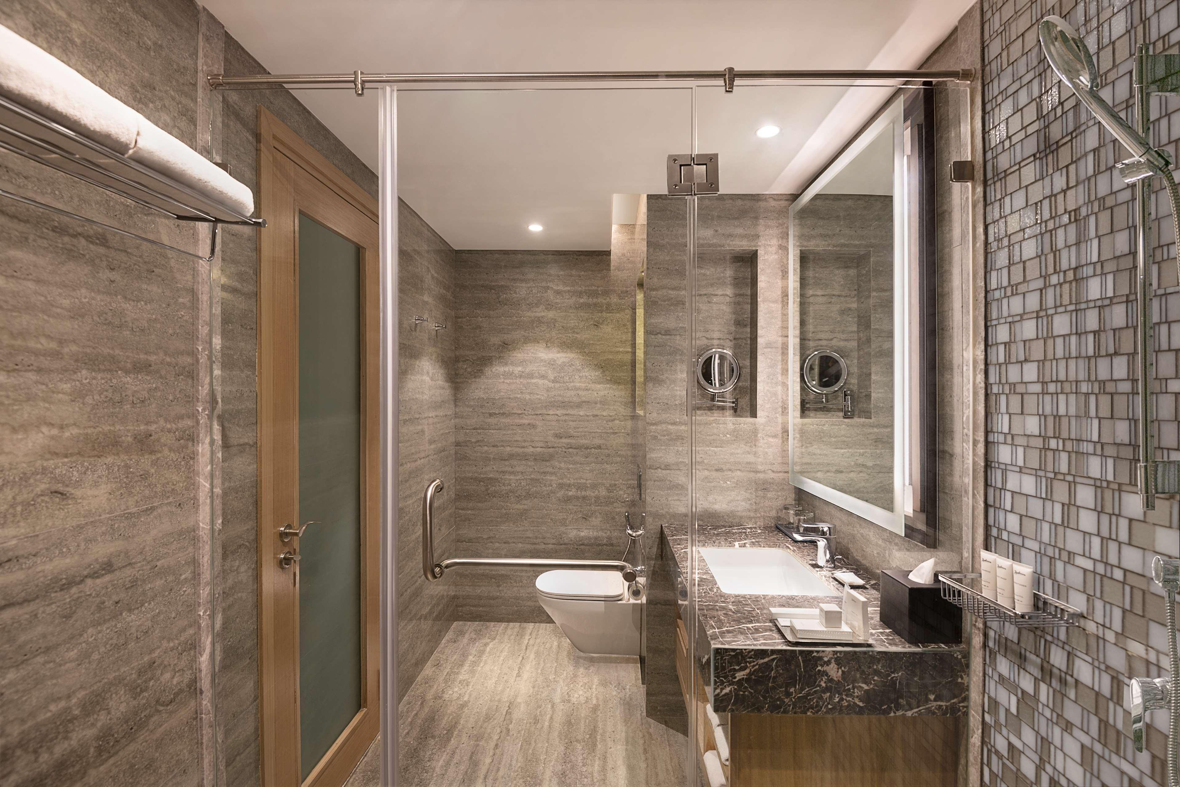Radisson Mumbai Andheri Midc Exterior foto Bathroom