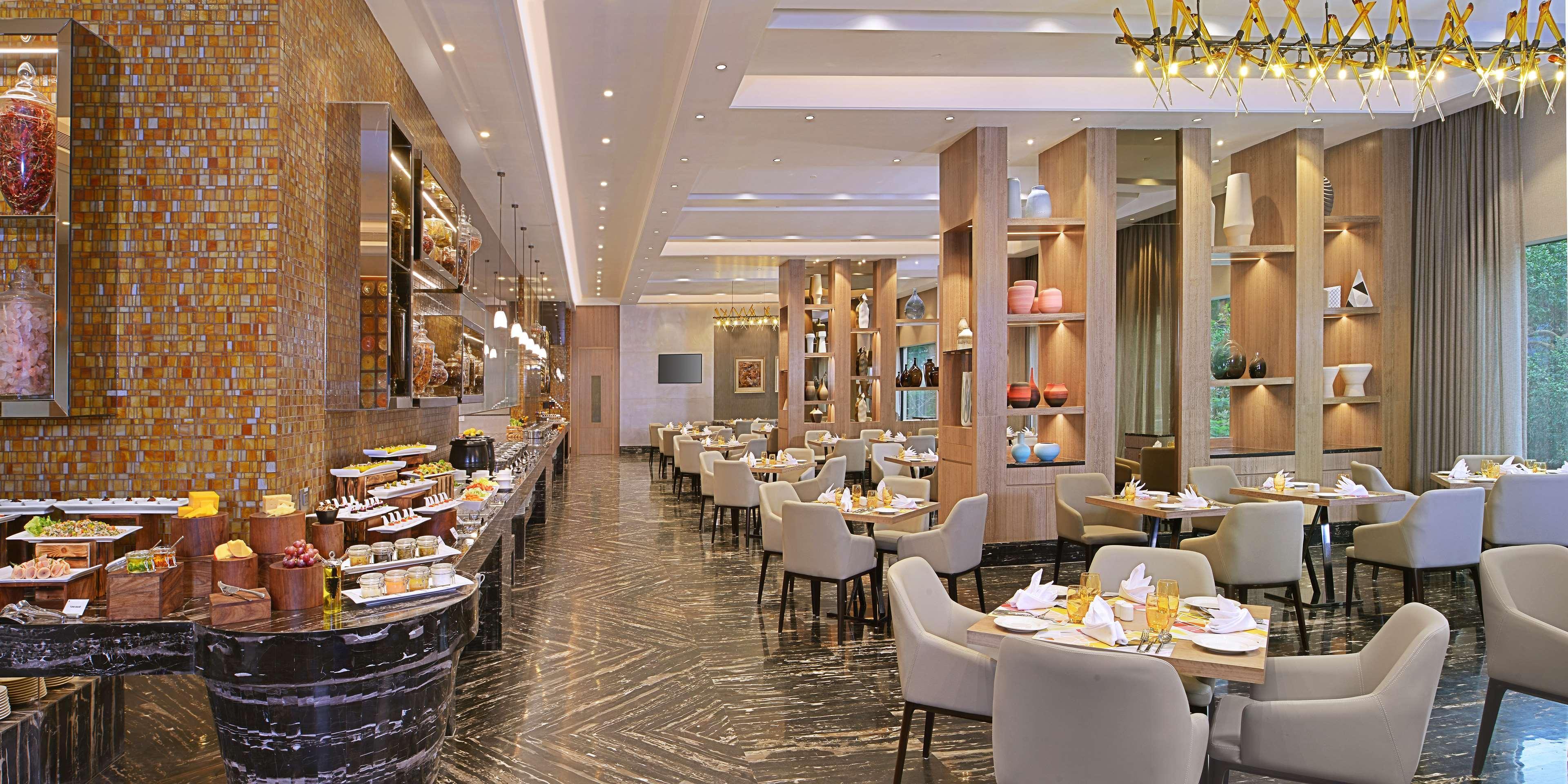 Radisson Mumbai Andheri Midc Exterior foto The restaurant