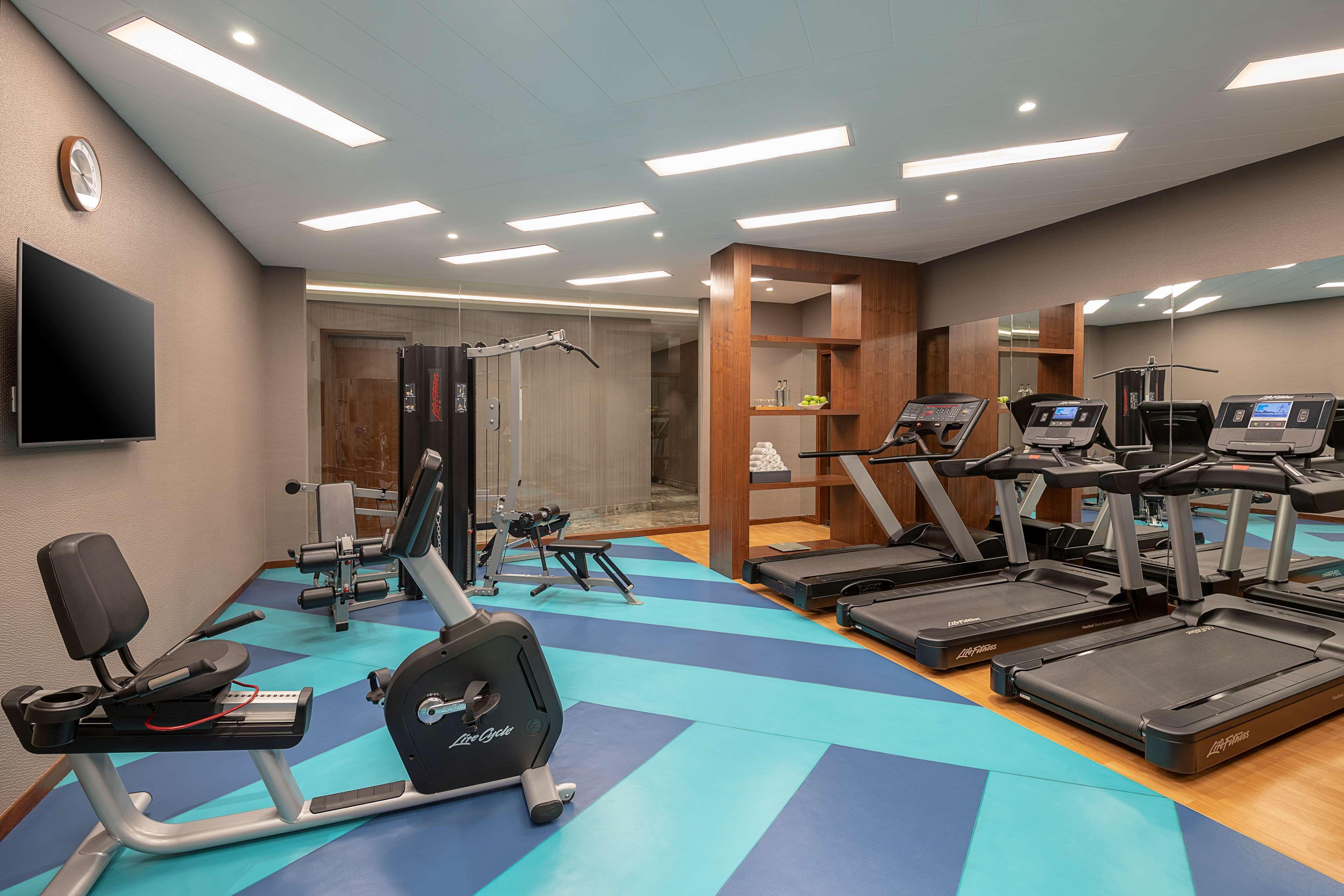 Radisson Mumbai Andheri Midc Exterior foto The gym at the hotel